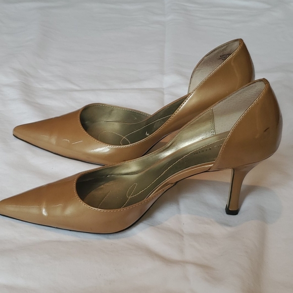 Gold heels - Picture 3 of 3